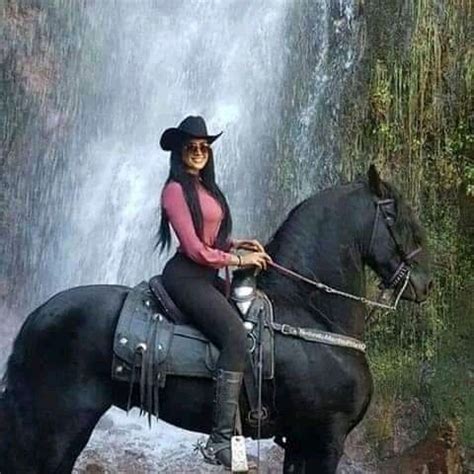 chicas follando con caballos|Caballo coge a mujer